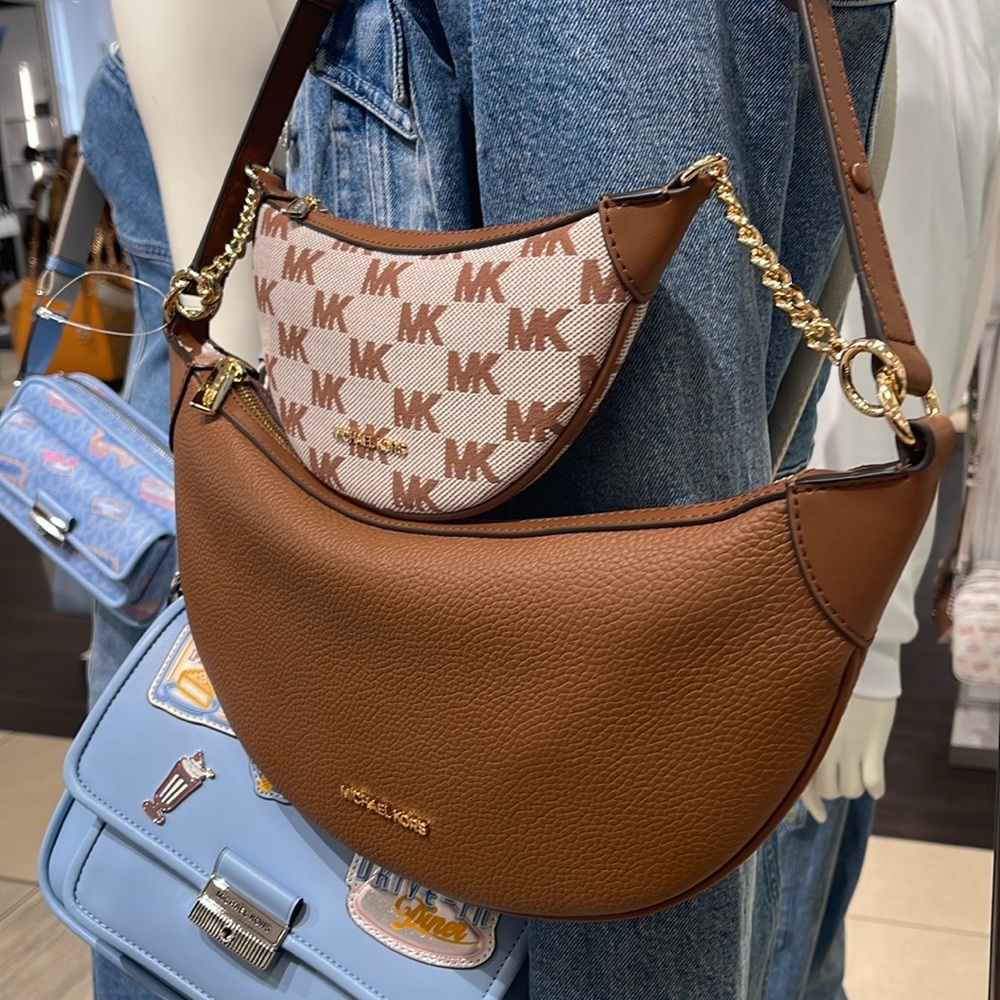 MICHAEL KORS Hollis Medium 2-in-1 Pebbled Leather and Logo Jacquard Shoulder Bag - Picture 5 of 16